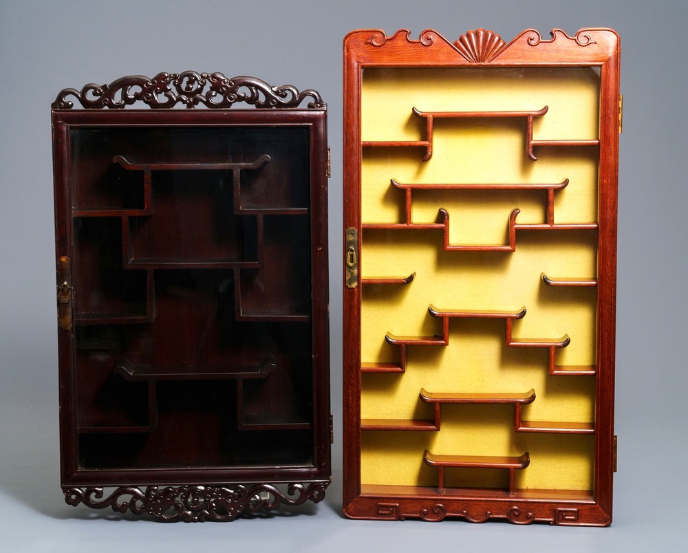 Twee Chinese houten wandvitrines voor snuifflesjes en miniaturen, 20e eeuw