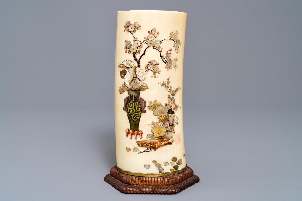Un pot &agrave; pinceaux en ivoire incrust&eacute; de Shibayama, Japon, Meiji, 19&egrave;me