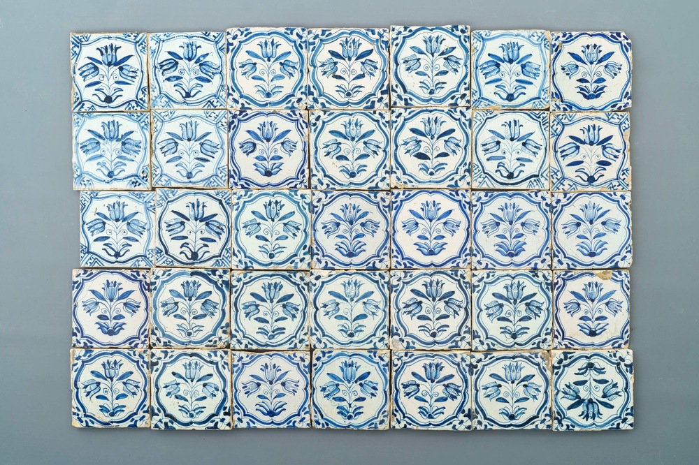 Trente-trois carreaux en fa&iuml;ence de Delft bleu et blanc &agrave; d&eacute;cor de tulipes, 17&egrave;me