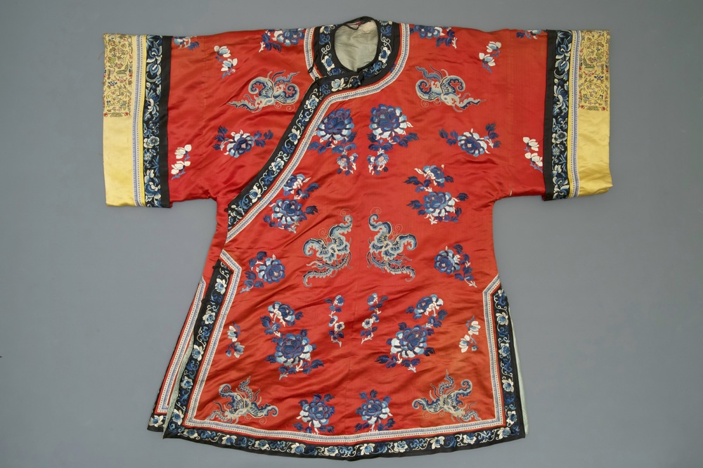 Een informele Chinese geborduurde rode zijden damesmantel, 19e eeuw