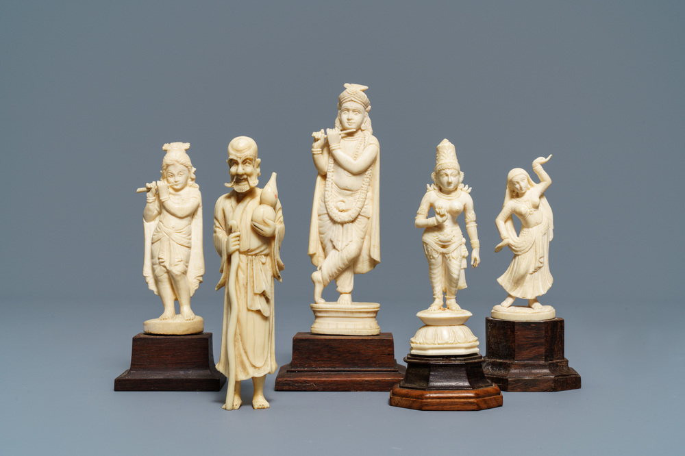 Quatre figures indiennes et une figure chinoise de Li Tieguai en ivoire sculpt&eacute;, 1&egrave;re moiti&eacute; du 20&egrave;me