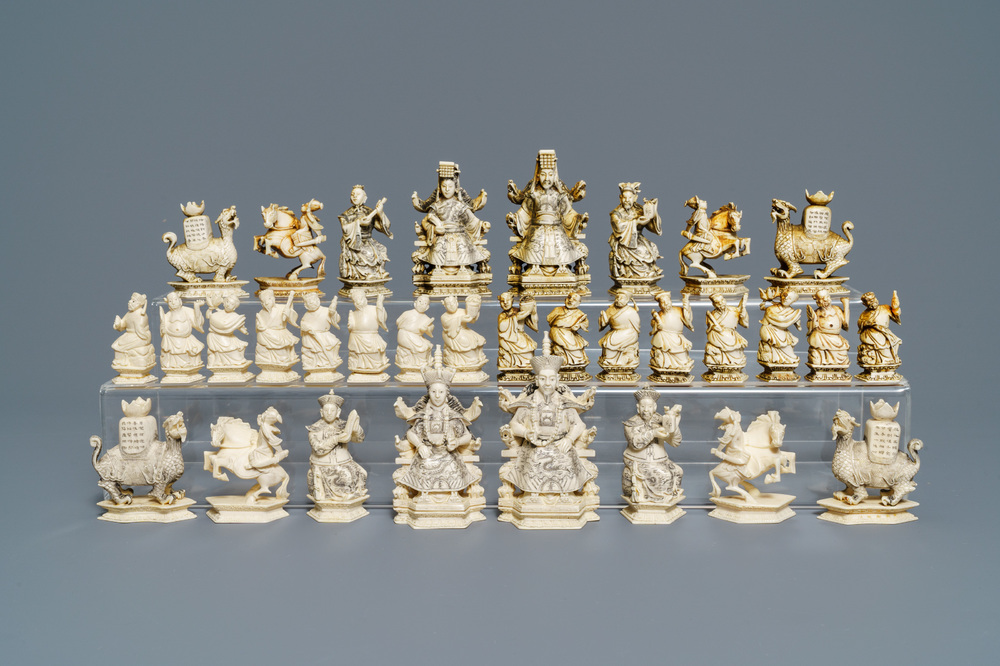 Een complete set van 32 Chinese ivoren schaakstukken, ca. 1920