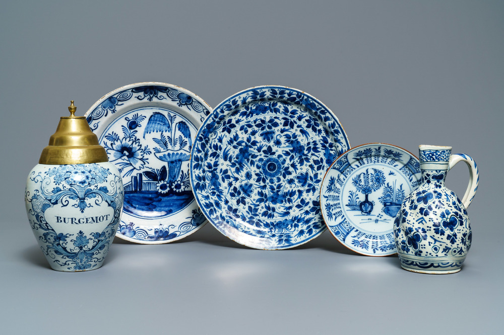 Un pot &agrave; tabac, une verseuse et trois plats en fa&iuml;ence de Delft bleu et blanc, 18&egrave;me