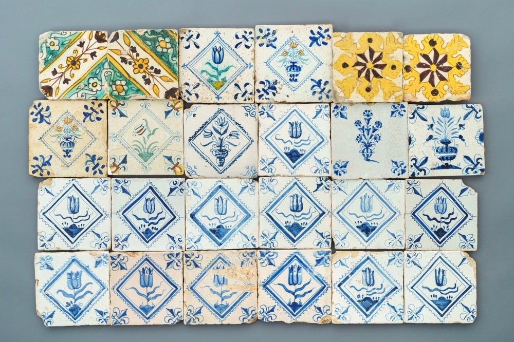 Een gevarieerde collectie blauwwitte en polychrome tegels, Nederland en Spanje, 17e eeuw