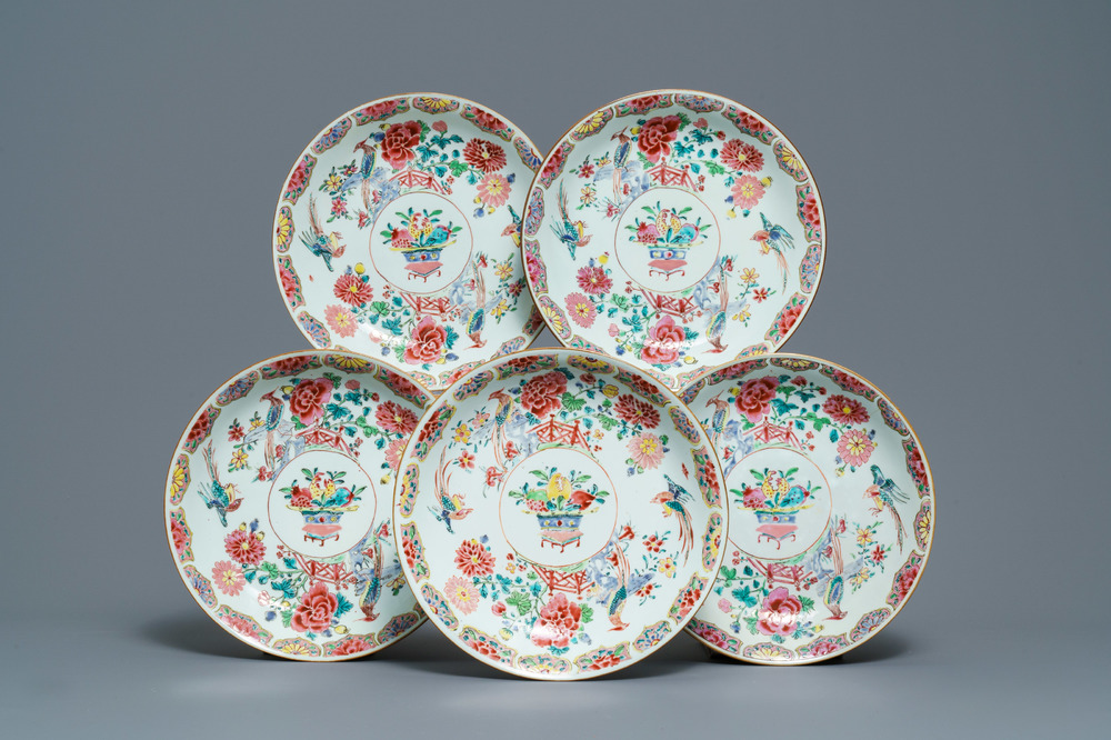 Cinq plats en porcelaine de Chine famille rose &agrave; d&eacute;cor de fleurs et faisans, Qianlong