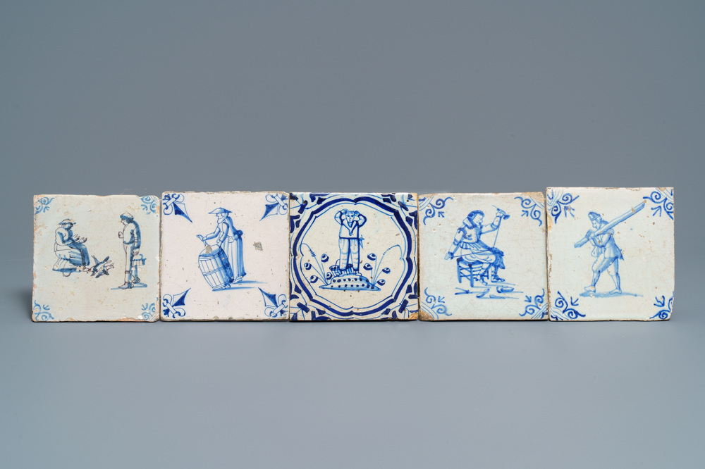 Cinq carreaux en fa&iuml;ence de Delft bleu et blanc &agrave; d&eacute;cor de personnages, 17&egrave;me