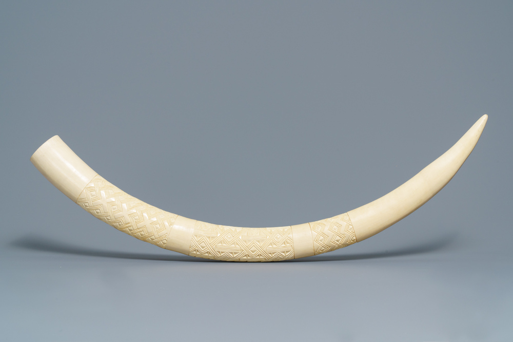 https://www.rm-auctions.com/images/thumbnails/width/1000/2019/03/29/9c3febc/a-carved-african-ivory-tusk-with-ornamental-design-congo-1st-half-20th-c-1.jpg