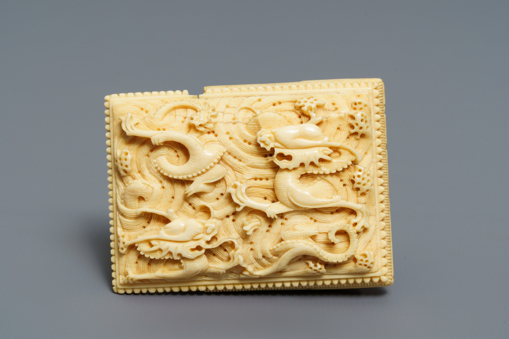Une boucle de ceinture en ivoire &agrave; d&eacute;cor de dragons, Wanli