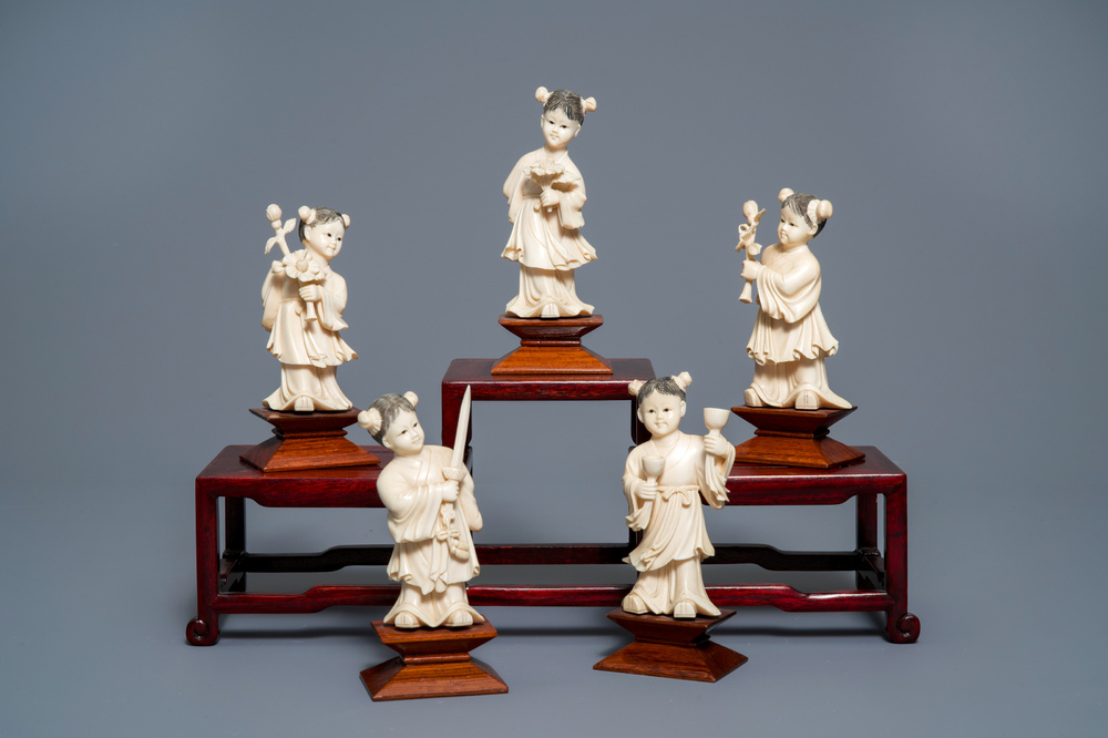 Cinq figures de filles aux fleurs et attributs en ivoire sculpt&eacute;, Chine, vers 1920