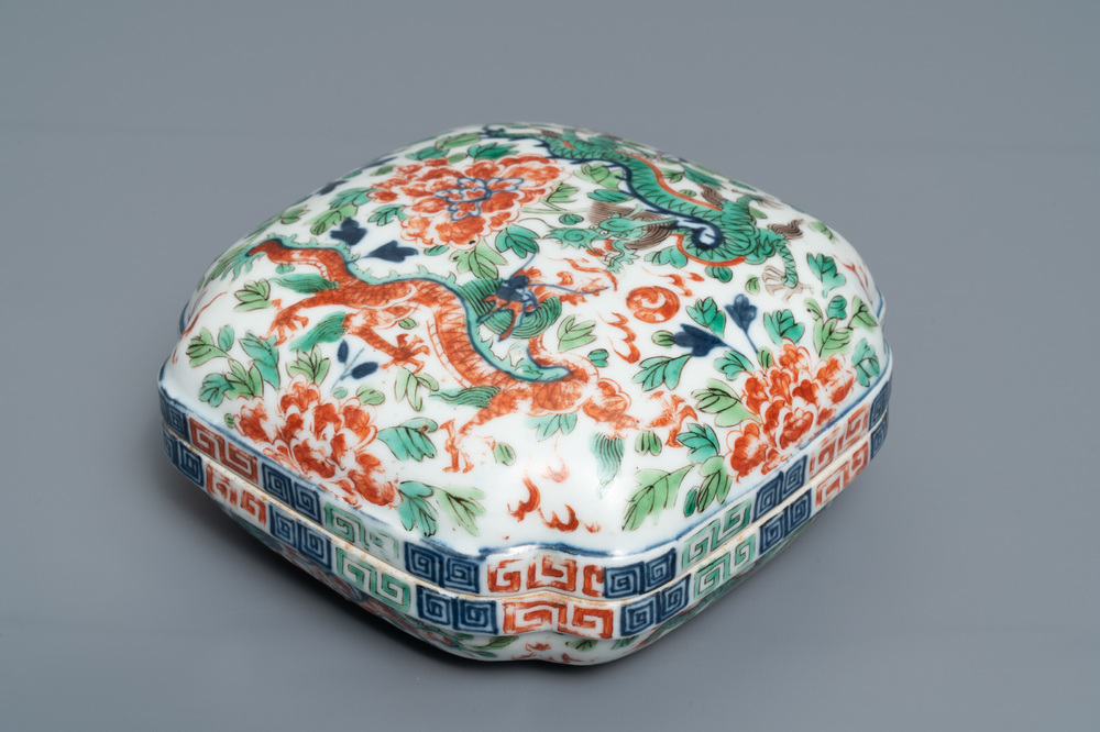 A Chinese wucai 'dragon' box and cover, Wanli mark, 18/19th C.