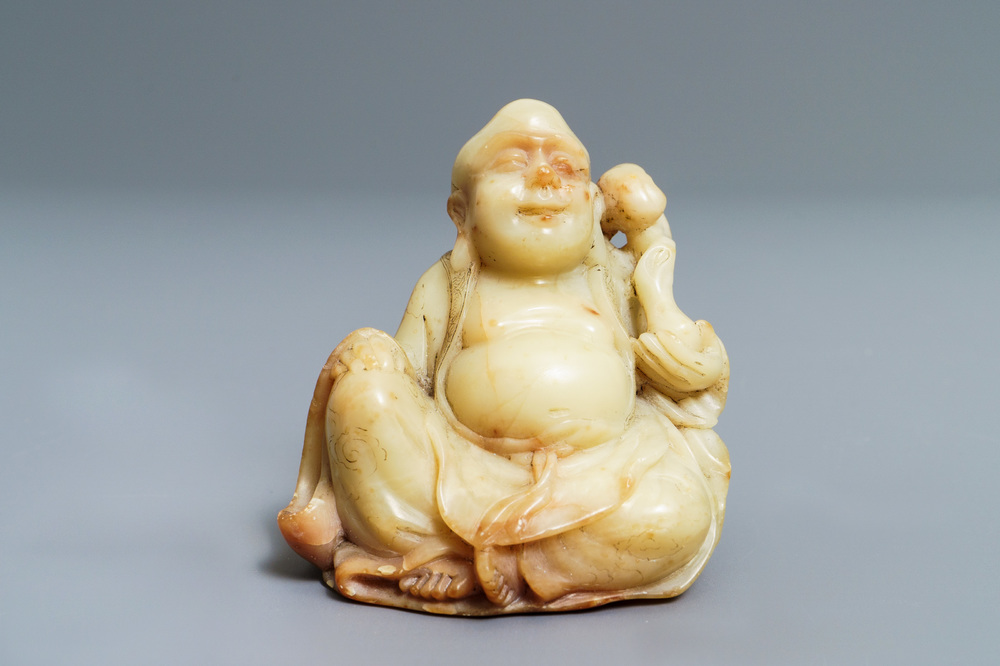 Een Chinese Shoushan zeepstenen figuur van Boeddha met ruyi scepter, 18/19e eeuw