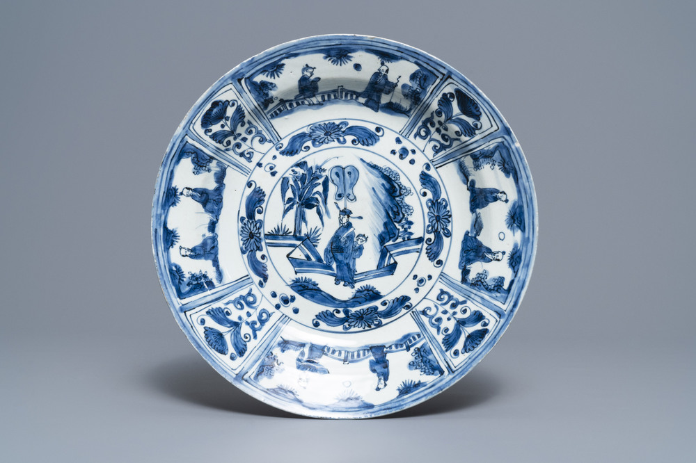 Un plat en porcelaine de Chine bleu et blanc &agrave; d&eacute;cor de figures dans un paysage, &eacute;poque Transition