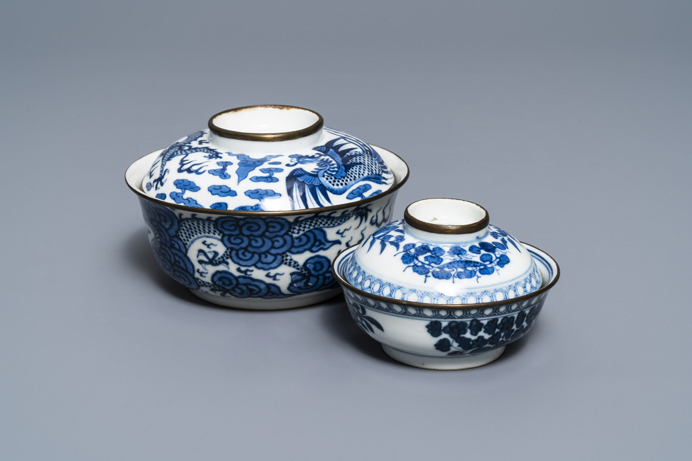 Twee Chinese blauw-witte 'Bleu de Hue' dekselkommen voor de Vietnamese markt, 19e eeuw