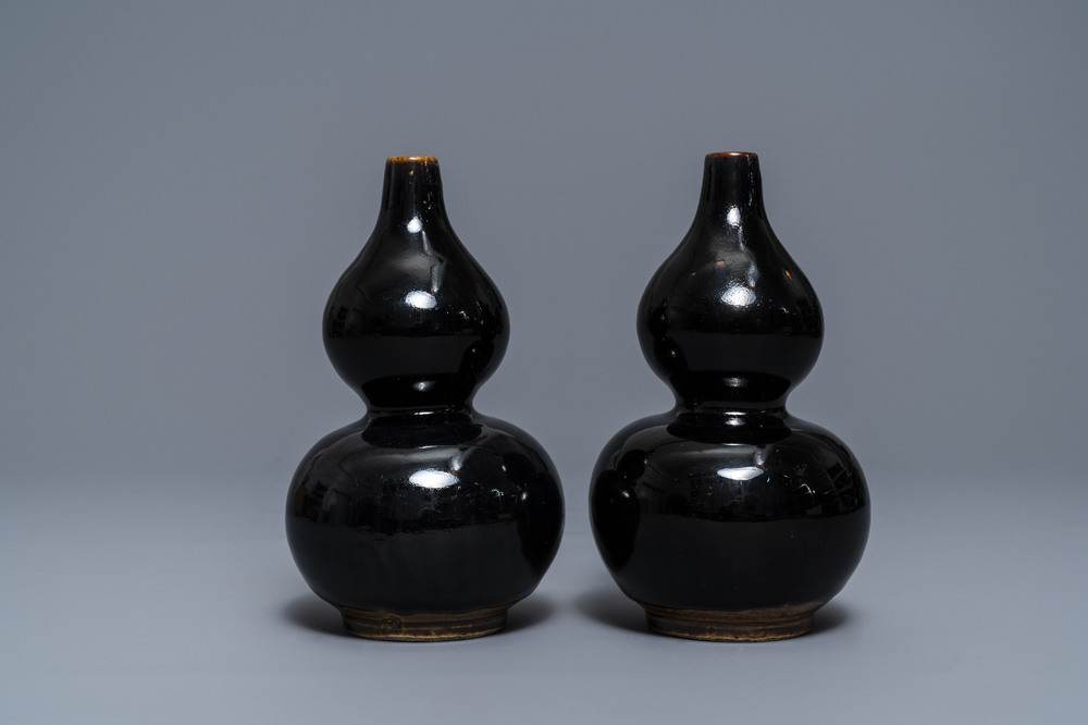 Une paire de vases de forme double gourde en porcelaine de Chine brun fonc&eacute; monochrome, Qianlong