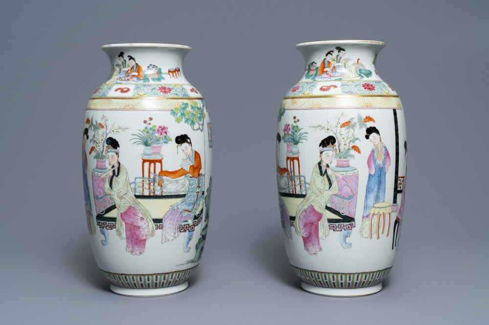 Een paar fijne Chinese famille rose vazen met dames, Qianlong merk, 19/20e eeuw