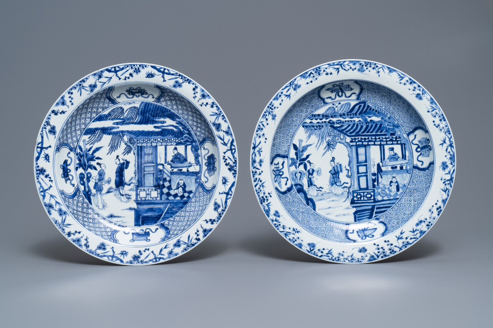 Une paire de plats en porcelaine de Chine bleu et blanc &agrave; d&eacute;cor de 'La Romance de la chambre de l'ouest', Yongzheng