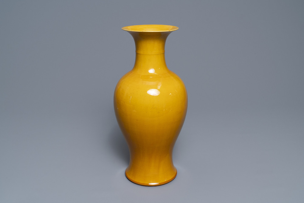 Un vase de forme balustre en porcelaine de Chine jaune monochrome, 19/20&egrave;me