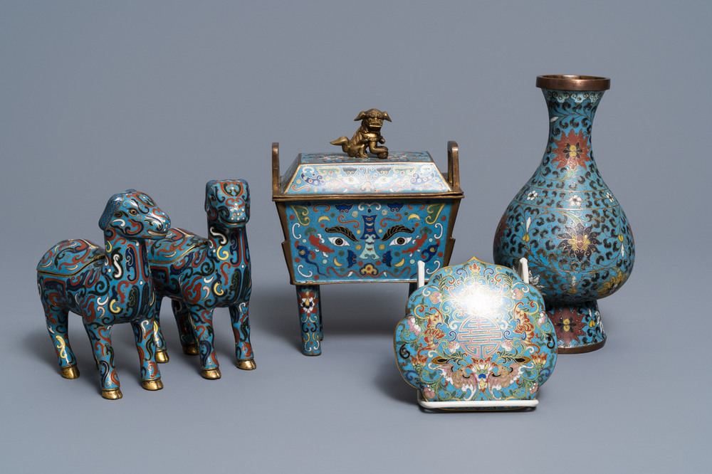 Un vase, un br&ucirc;le-parfum, un panneau ruyi et une paire de daims en &eacute;maux cloisonn&eacute;s, Chine, 18&egrave;me et apr&egrave;s