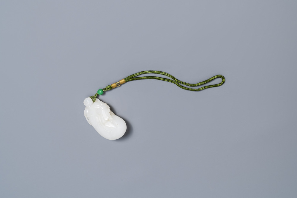 Een Chinese witte jade hanger met een aap op een zak, Qing