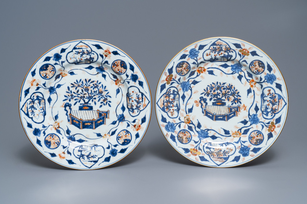 A pair of large Chinese Imari-style chargers, Kangxi