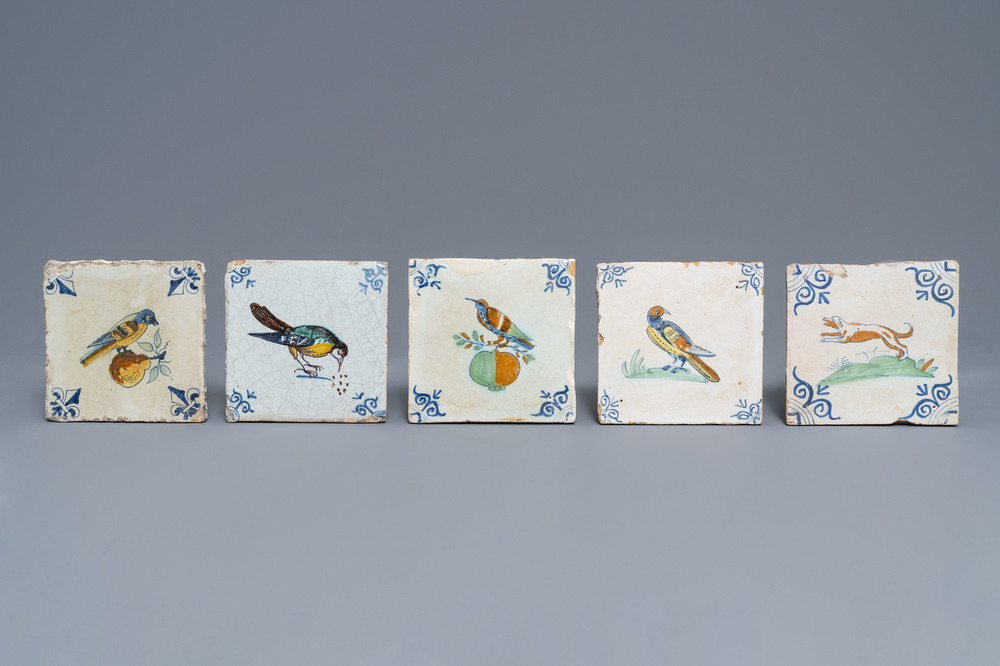 Cinq carreaux en fa&iuml;ence polychrome de Delft &agrave; d&eacute;cor d'oiseaux et d'un chien, 17&egrave;me
