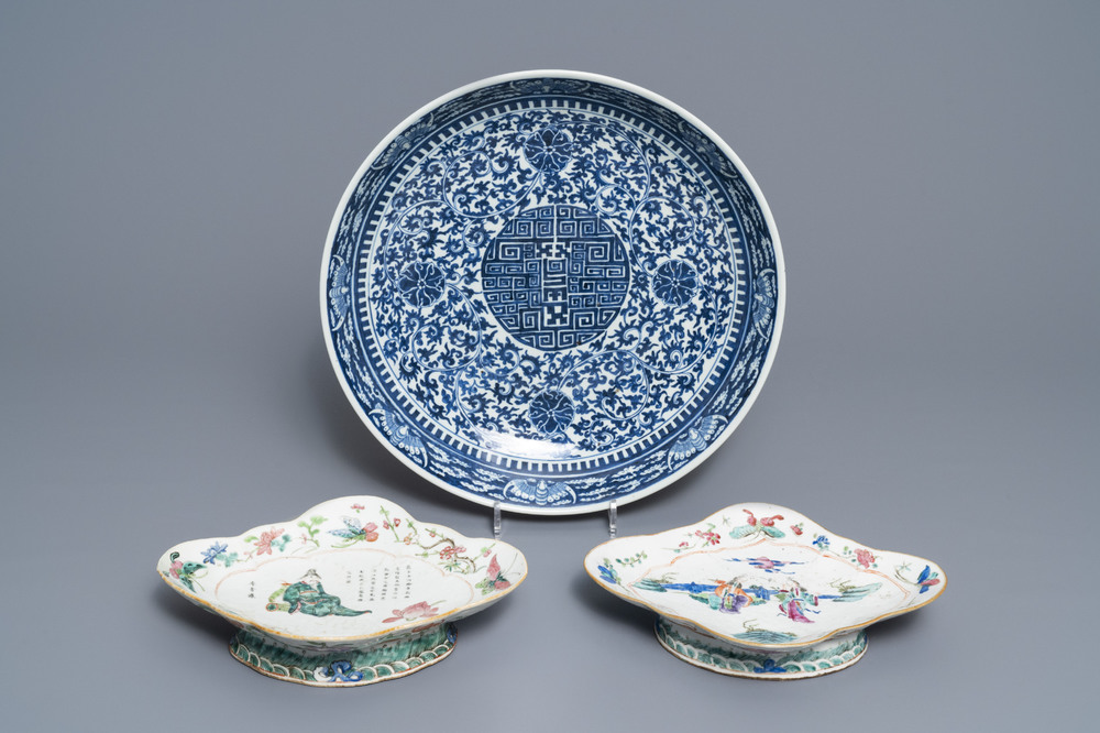 Un plat en porcelaine de Chine bleu et blanc et deux bols en famille rose, 19&egrave;me