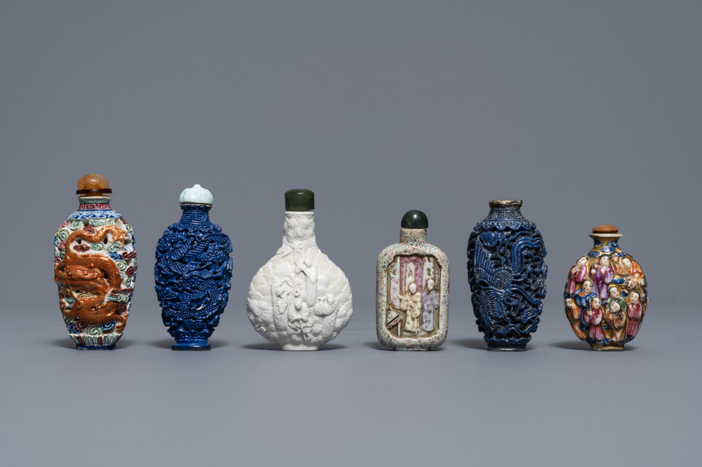 Zes Chinese famille rose, blanc de Chine en faux-lapis lazuli snuifflessen met reli&euml;fdecor, 19/20e eeuw