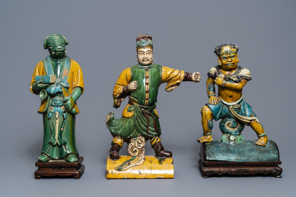 Drie Chinese daktegels met sancai-glazuur, Ming