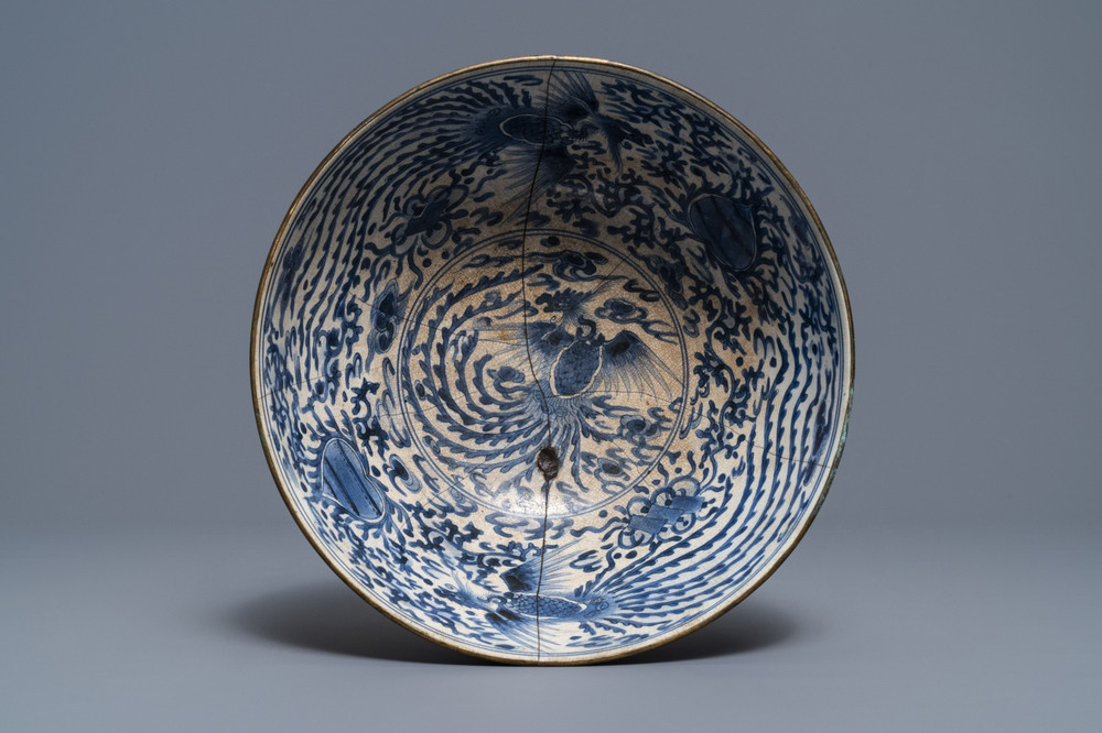 Un bol en porcelaine 'Bleu de Hue' pour le Vietnam &agrave; d&eacute;cor de ph&eacute;nix, Chine du sud, 19&egrave;me