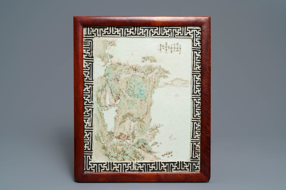 Een Chinese qianjiang cai plaquette met berglandschap, gesign. Cheng Men, 19e eeuw