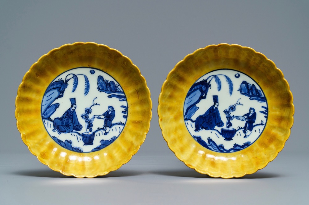 Une paire de coupes godronn&eacute;es en porcelaine de Chine bleu et blanc &agrave; bordure jaune, marqu&eacute;es aux li&egrave;vres, Wanli