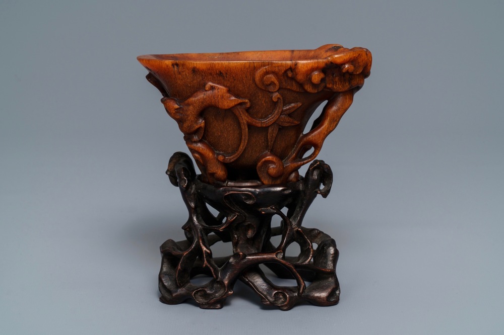 Een Chinese 'libation cup' in neushoornhoorn, Ming/Qing