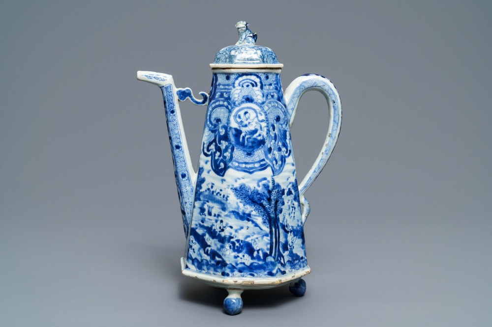 Une cafeti&egrave;re en porcelaine de Chine bleu et blanc &agrave; d&eacute;cor 'La d&eacute;esse Europe et le taureau', Kangxi