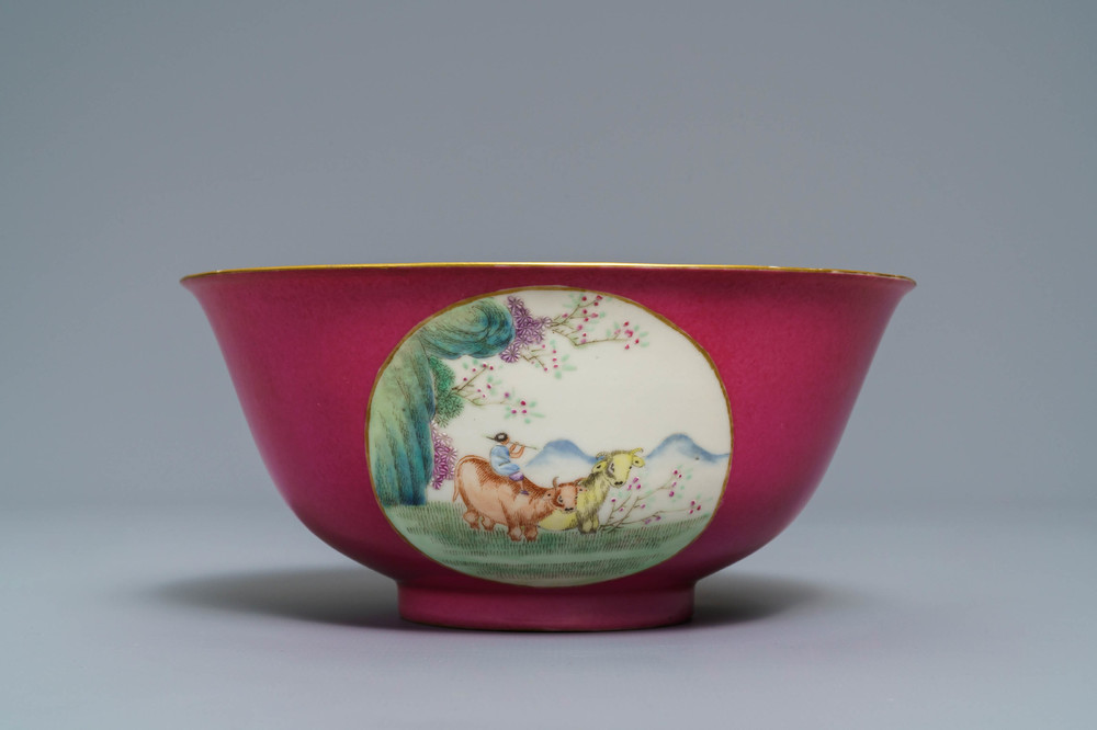 Un bol en porcelaine de Chine &agrave; fond rouge rubis, marque et &eacute;poque de Guangxu