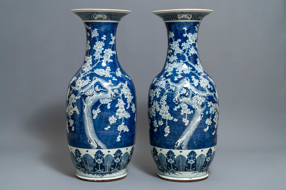 Een paar grote Chinese blauw-witte vazen met prunusbloesems, 19e eeuw