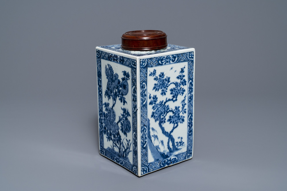 Een grote vierkante Chinese blauw-witte theebus met floraal decor, Kangxi