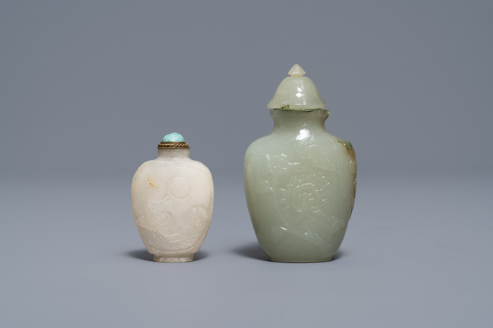 Twee Chinese snuifflessen in witte en celadon jade in Mogoolse stijl, 19e eeuw