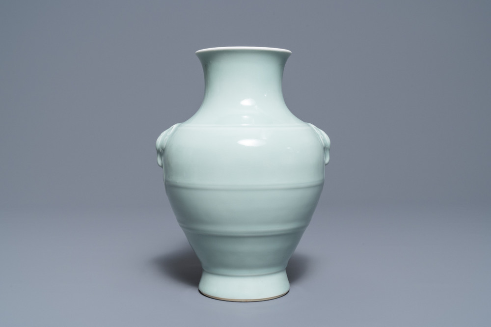 Een Chinese monochrome celadon 'hu' vaas, Qianlong merk, 19/20e eeuw