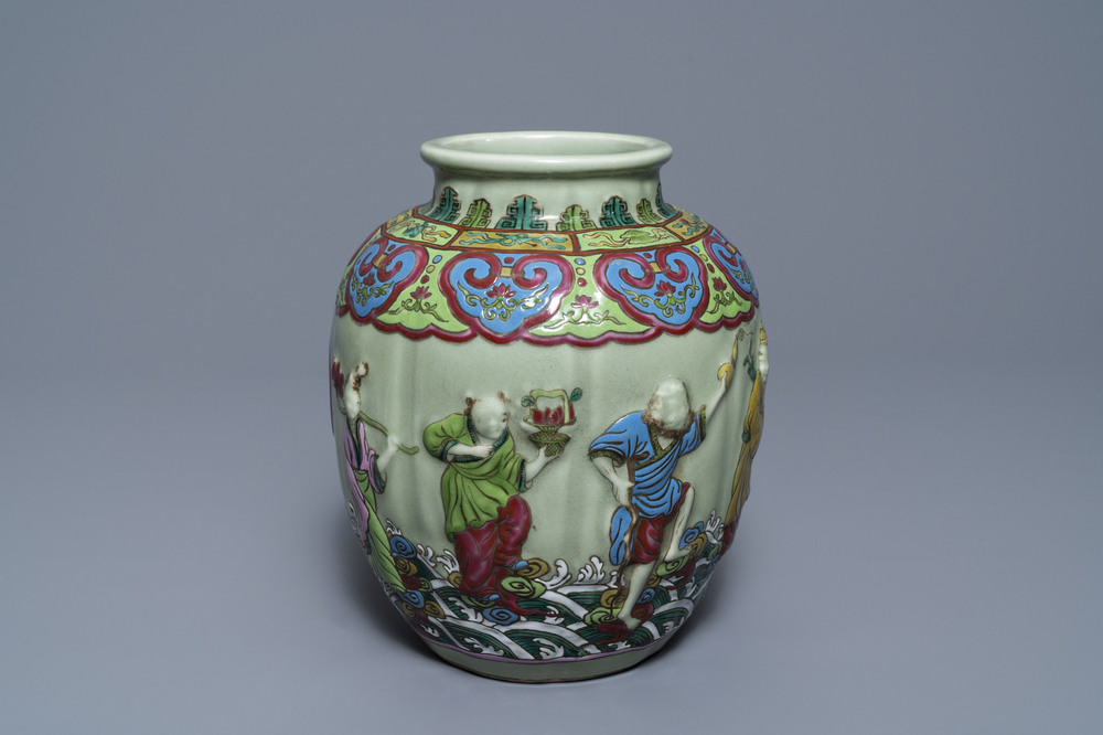 Een Chinese famille rose vaas met reli&euml;fdecor op celadon fondkleur, 19/20e eeuw