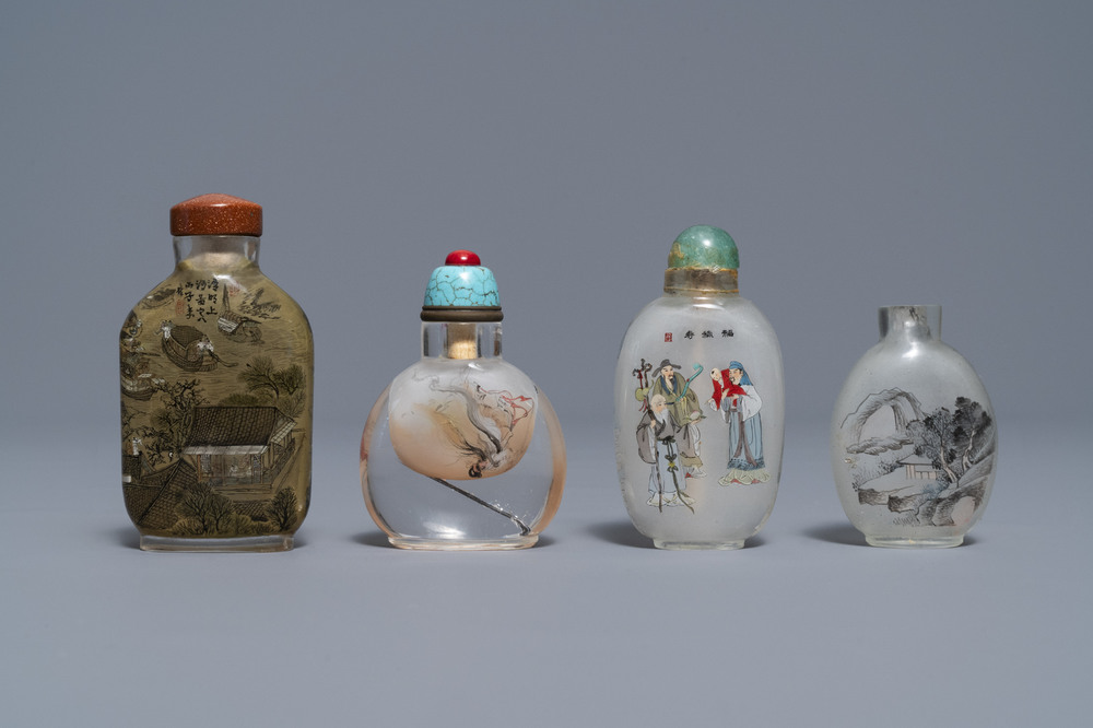 Vier Chinese binnenin beschilderde glazen snuifflessen, 19/20e eeuw