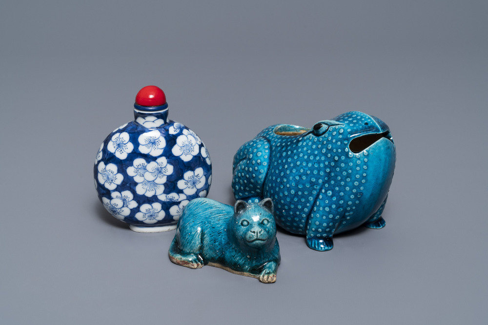 Un crapaud et un chat en porcelaine de Chine turquoise monochrome et une tabati&egrave;re en bleu et blanc, Kangxi et 19&egrave;me