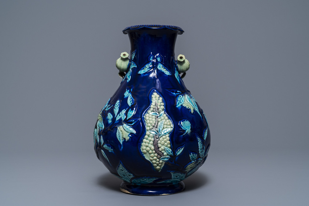 Een Chinese fahua vaas met reli&euml;fdecor, 19e eeuw
