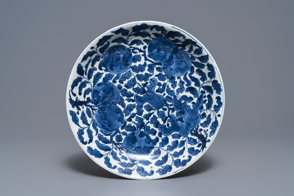 Un plat en porcelaine de Chine bleu et blanc &agrave; d&eacute;cor de fruits et feuillages, Kangxi