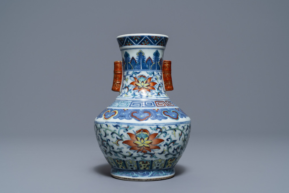 Een Chinese doucai 'hu' vaas, Qianlong merk, 19/20e eeuw