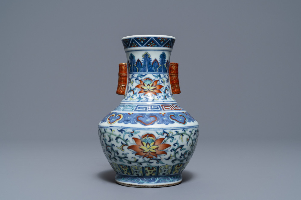 Un vase 'hu' en porcelaine de Chine doucai, marque de Qianlong, 19/20&egrave;me