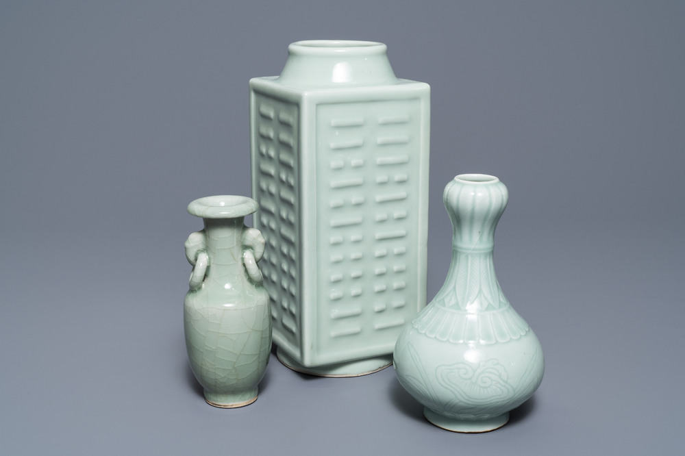 Trois vases en porcelaine de Chine c&eacute;ladon monochrome, marques de Yongzheng et Qianlong, 19/20&egrave;me