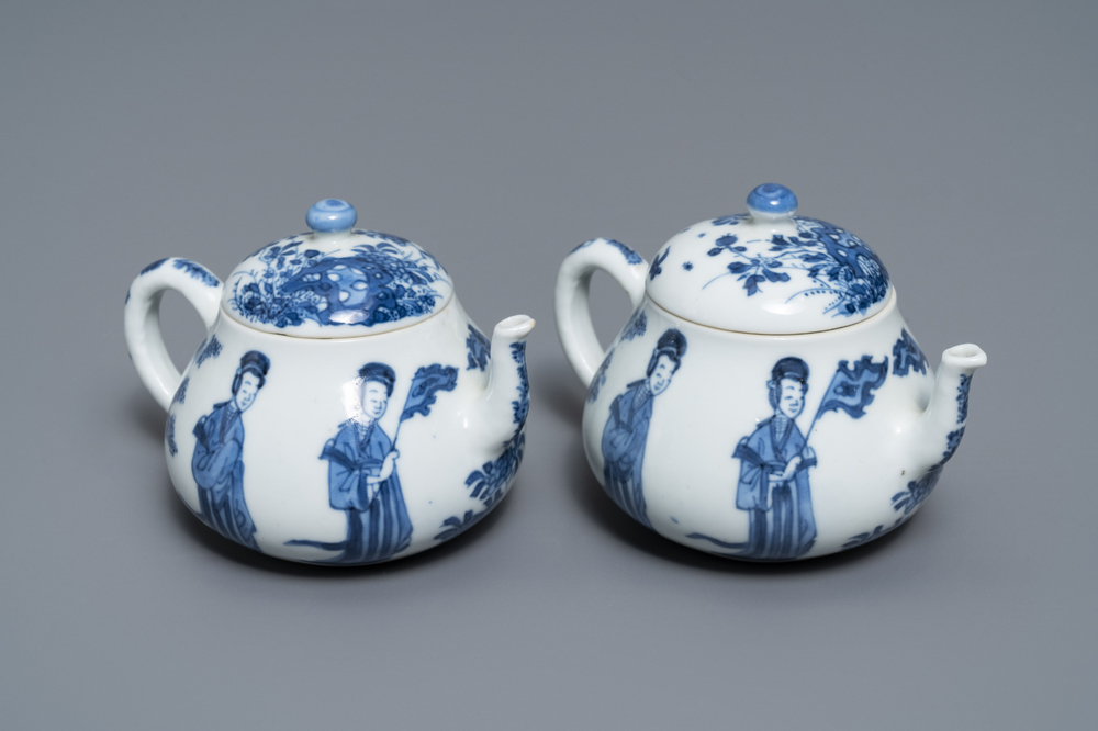 Une paire de th&eacute;i&egrave;res en porcelaine de Chine bleu et blanc, marque 'Qing Yu Tang Zhi', Kangxi