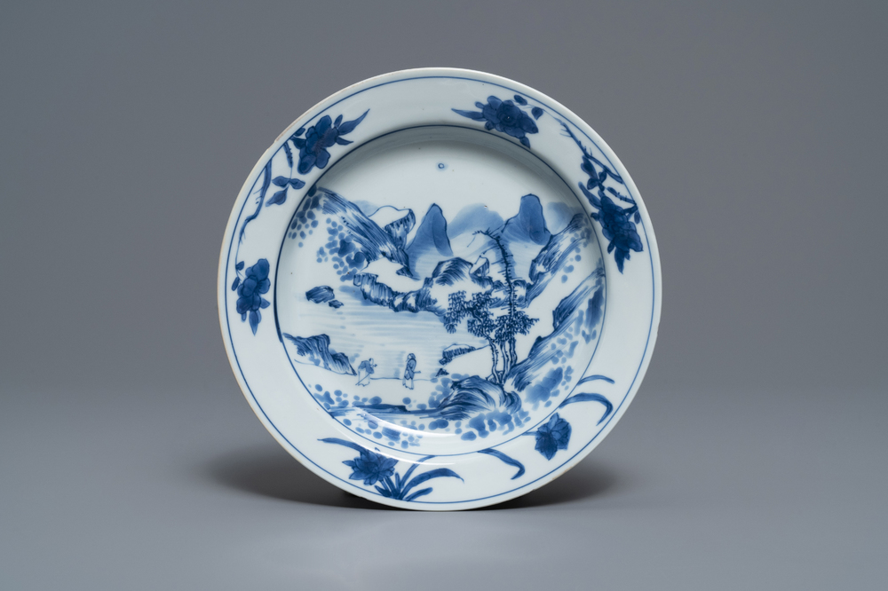 Une assiette en porcelaine de Chine bleu et blanc de type 'Master of the rocks', Kangxi