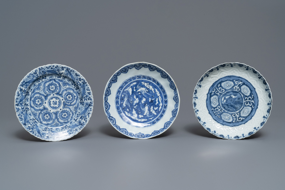 Trois assiettes en porcelaine de Chine bleu et blanc de type kraak, Wanli