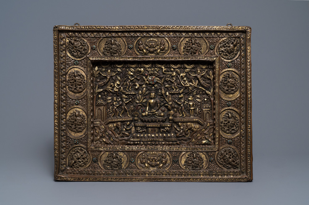 Een deels vergulde bronzen plaquette met turkoois en koraal ingelegd, Tibet of Nepal, 19e eeuw